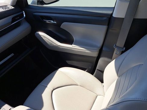 Used 2022 Toyota Highlander XLE image 16