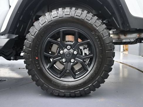 Used 2025 Jeep Gladiator Sport AWD/4WD image 13