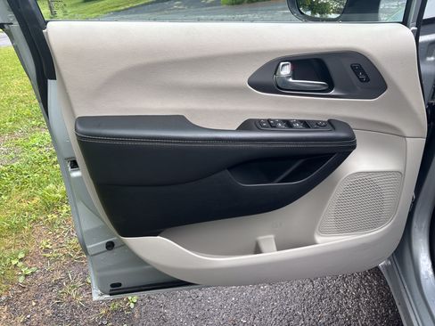 Used 2023 Chrysler Pacifica Touring-L FWD image 17