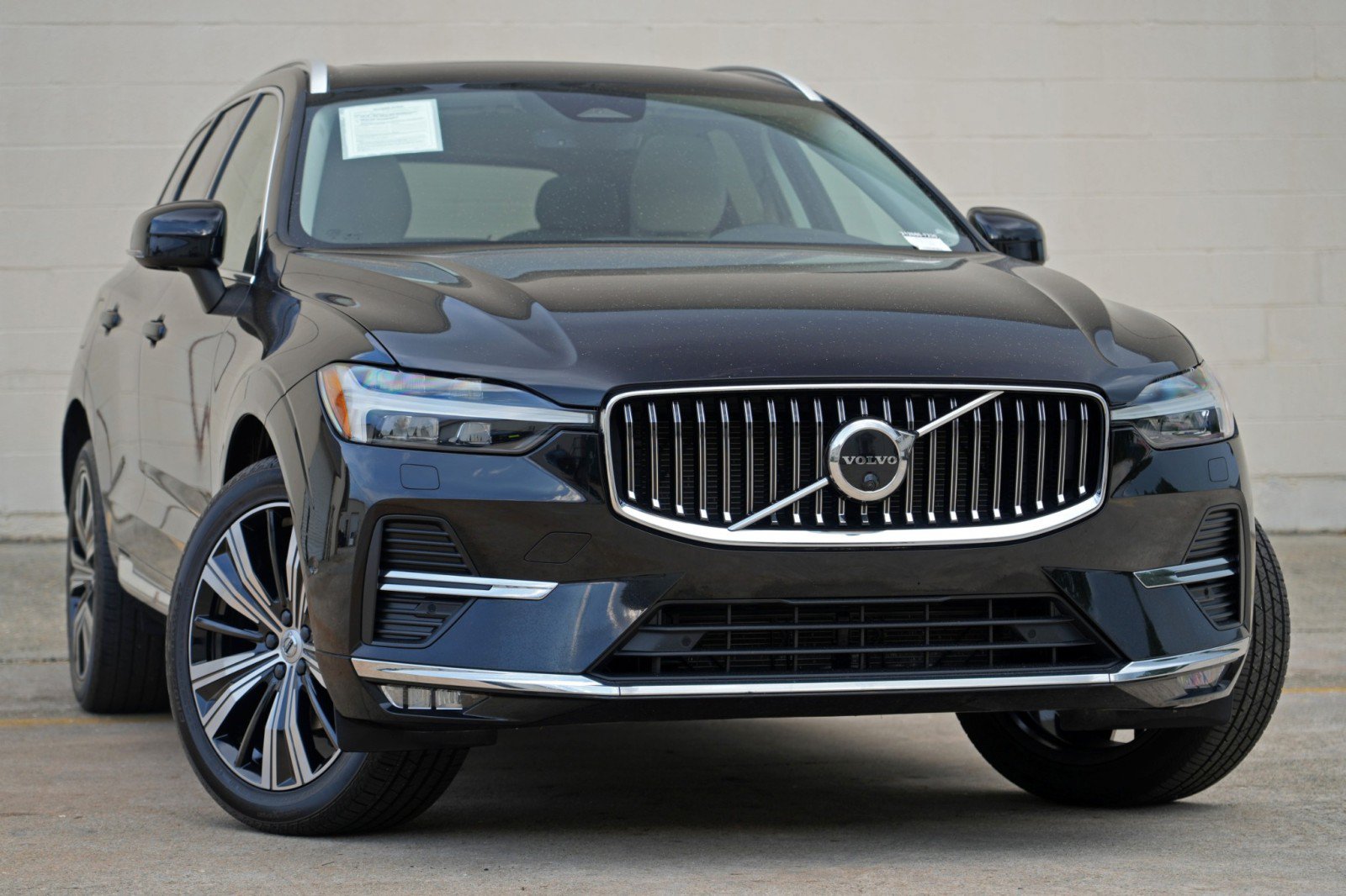 Used 2023 Volvo XC60 B5 Plus w/ Protection Package Premier FWD image 4