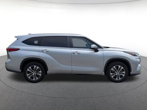 Used 2023 Toyota Highlander XLE FWD image 3