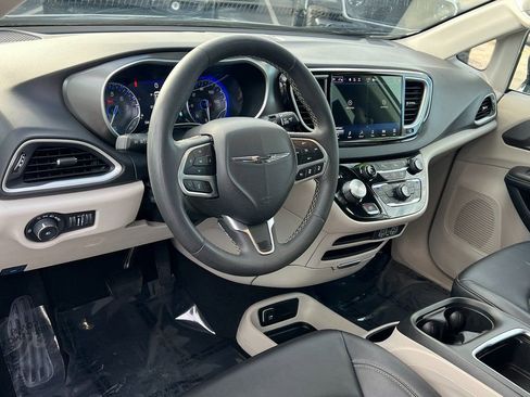 Used 2024 Chrysler Pacifica Touring-L image 23