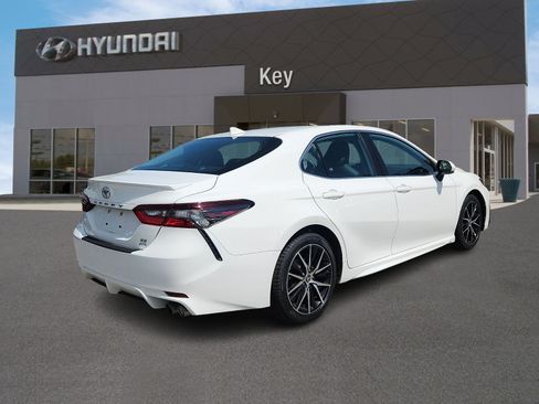Used 2021 Toyota Camry SE w/ Cold Weather Package AWD/4WD image 4