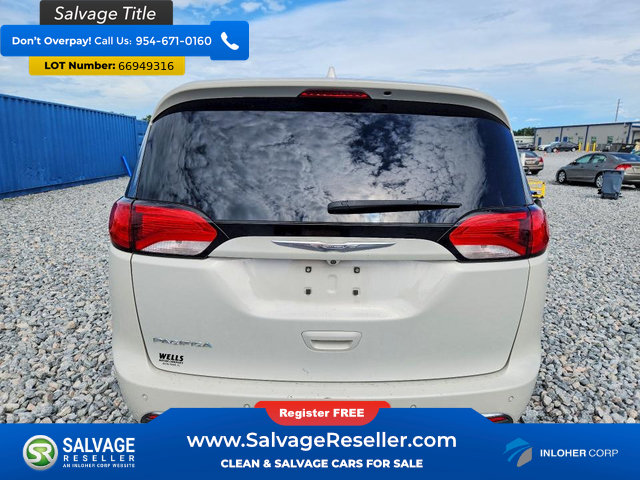 Used 2017 Chrysler Pacifica Touring-L FWD image 8