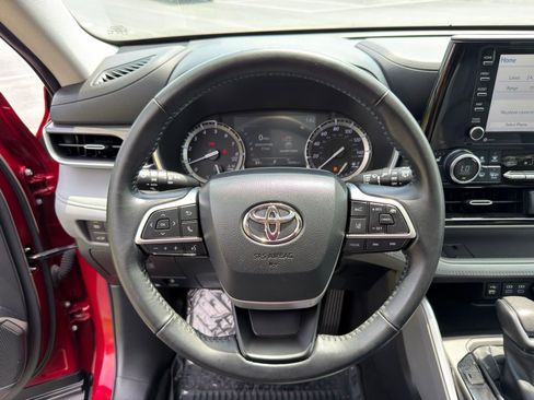Used 2022 Toyota Highlander XLE AWD/4WD image 18