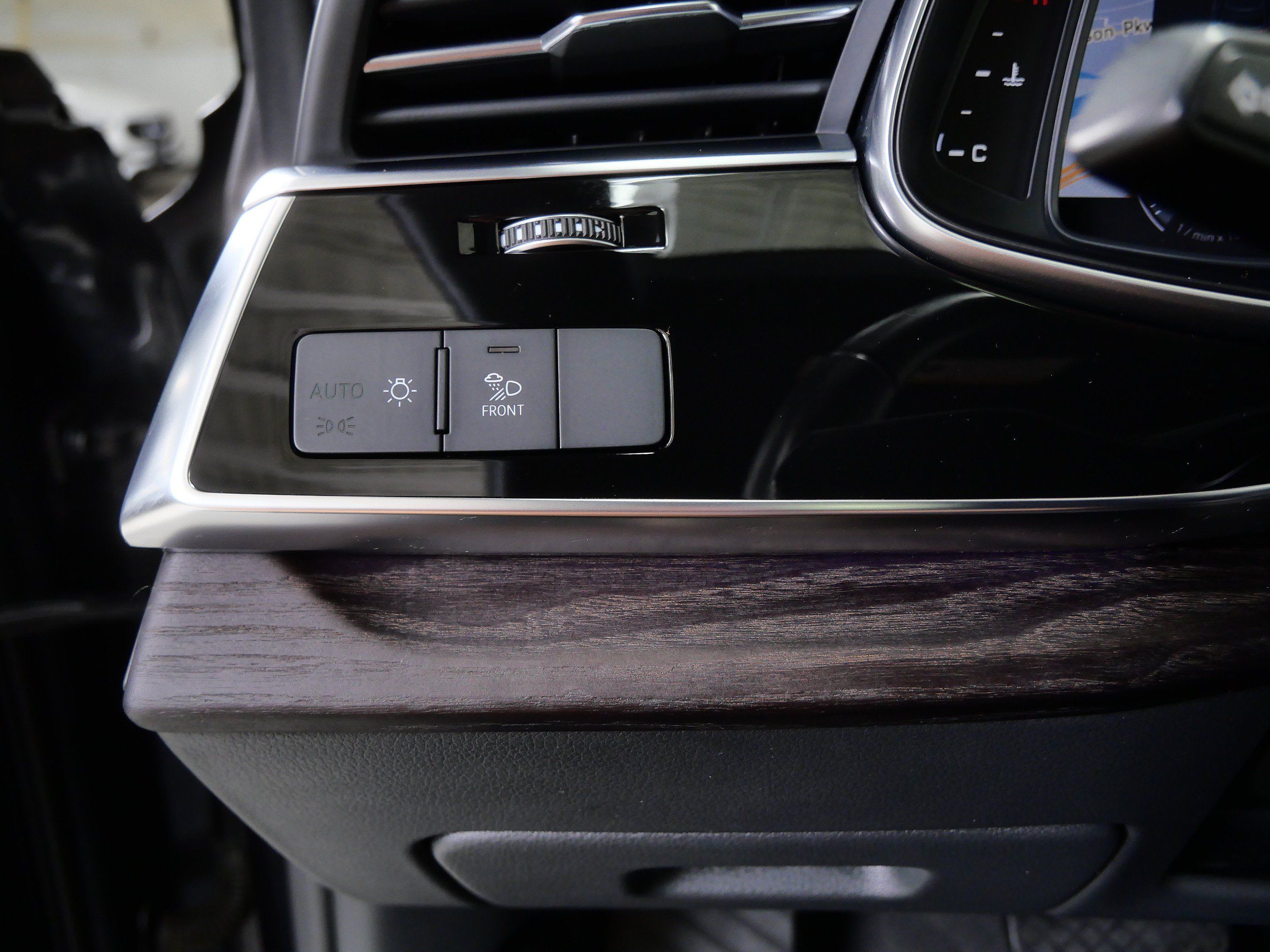 Used 2019 Audi Q8 Premium Plus w/ Premium Plus AWD/4WD image 27