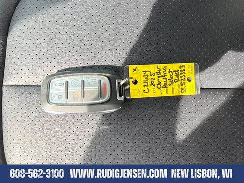 Used 2025 Chrysler Pacifica Select FWD image 27