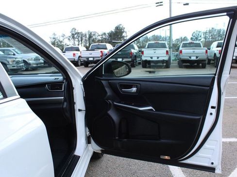 Used 2016 Toyota Camry SE image 22