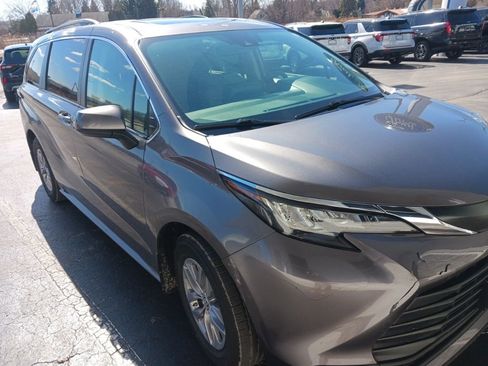 Used 2022 Toyota Sienna LE w/ LE Plus Package image 1