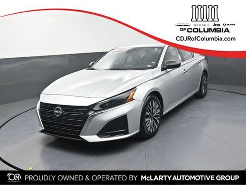 Used 2024 Nissan Altima 2.5 SV FWD image 1