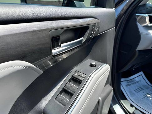Used 2020 Toyota Highlander Limited image 10