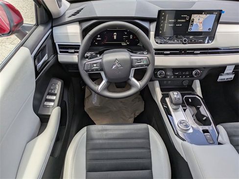 New 2025 Mitsubishi Outlander SE image 17