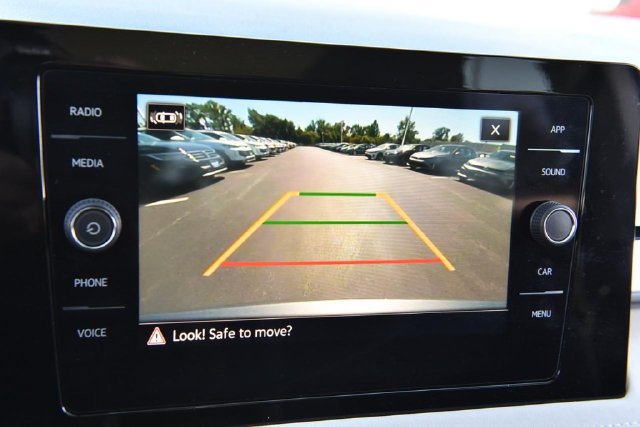 Used 2025 Volkswagen Taos SE w/ Panoramic Sunroof Package FWD image 12