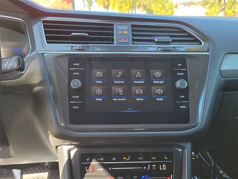Used 2023 Volkswagen Tiguan SE image 21