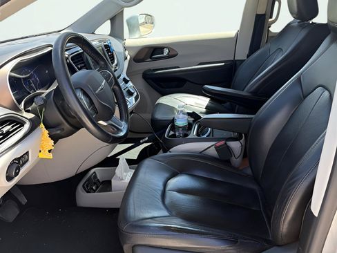 Used 2019 Chrysler Pacifica Touring-L FWD image 9