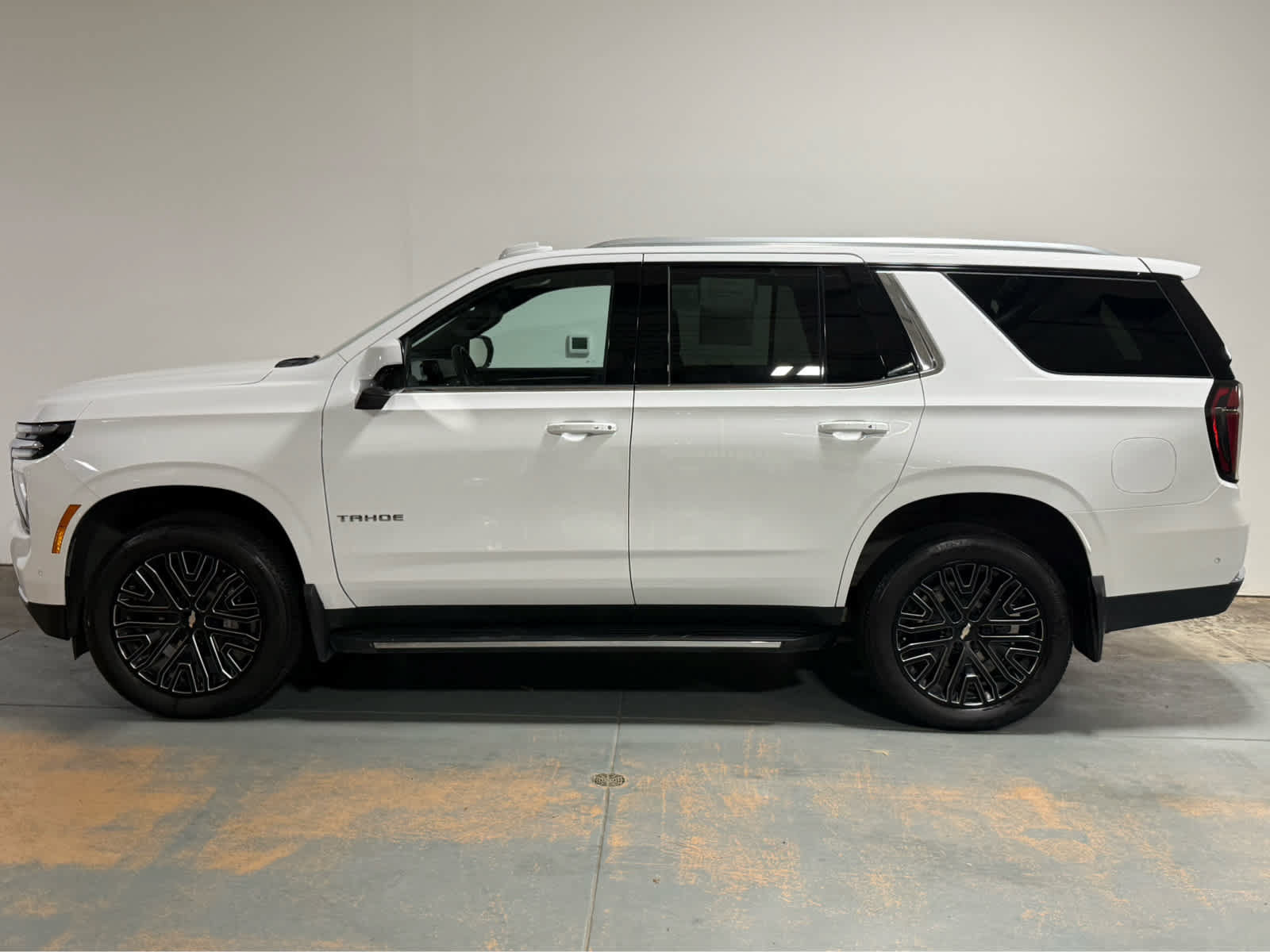 Used 2025 Chevrolet Tahoe LS AWD/4WD image 2