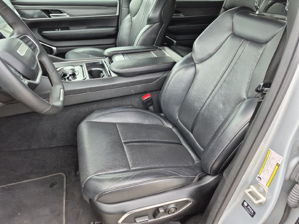 Used 2024 Jeep Wagoneer L Series II w/ Flexible Seating Group AWD/4WD image 12