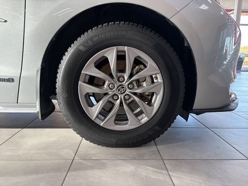 Used 2021 Toyota Sienna XLE image 15