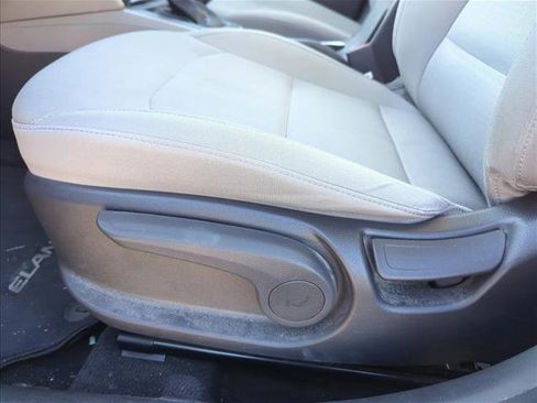 Used 2017 Hyundai Elantra SE image 11