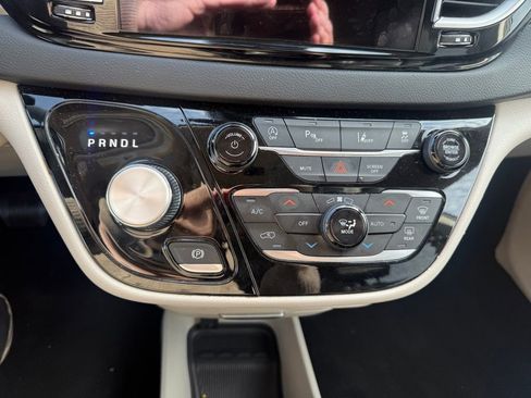 Used 2023 Chrysler Pacifica Touring-L image 12