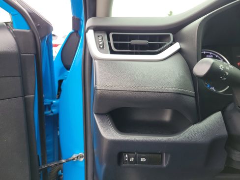 Used 2020 Toyota RAV4 LE image 20