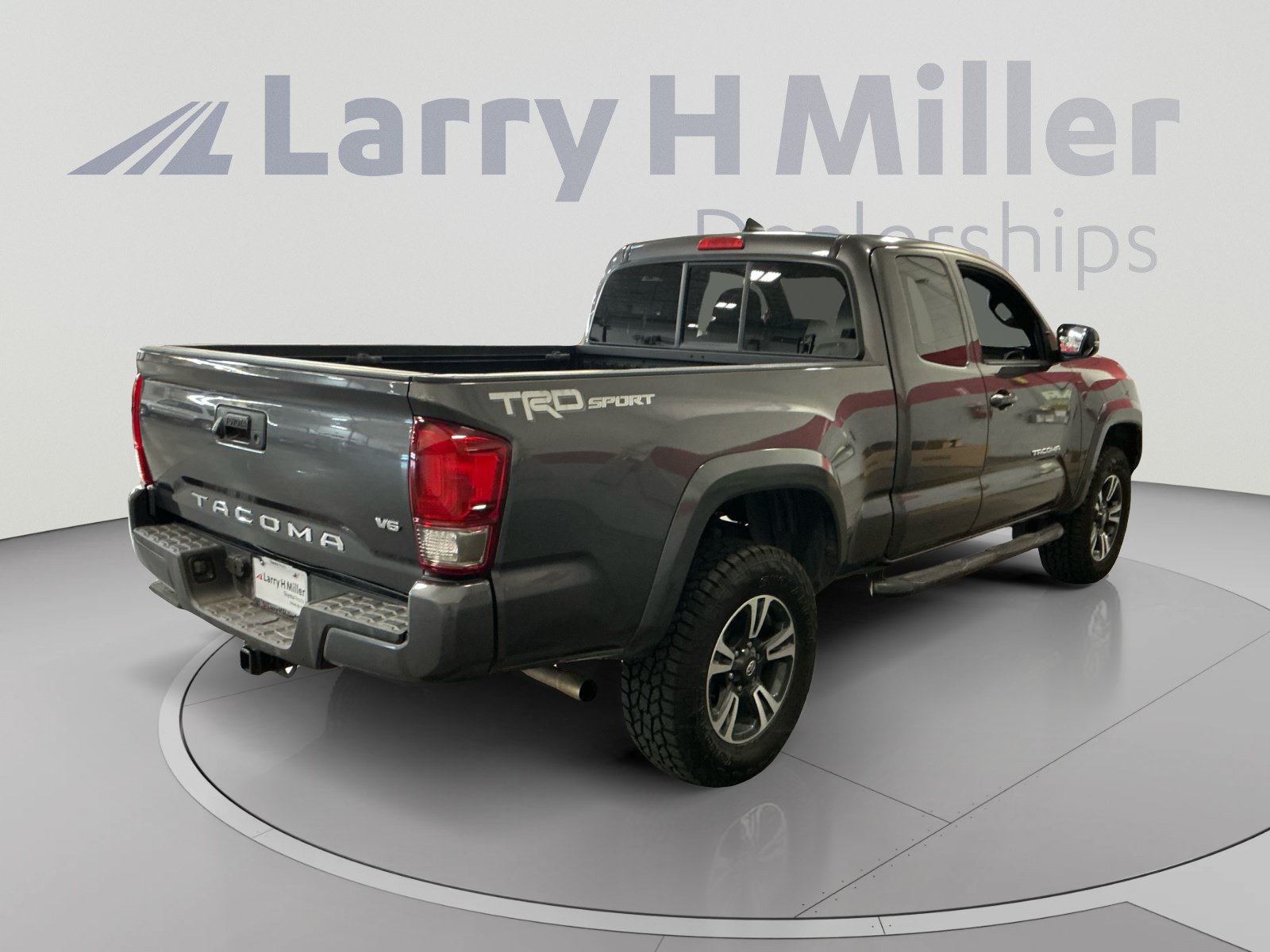 Used 2016 Toyota Tacoma TRD Sport w/ Towing Package RWD image 5