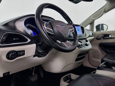 Used 2021 Chrysler Pacifica Touring-L image 22
