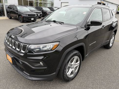 Certified 2023 Jeep Compass Latitude w/ Convenience Group AWD/4WD image 1