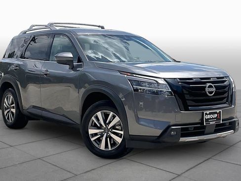 Used 2024 Nissan Pathfinder SL w/ Lighting Package (N92) FWD image 3