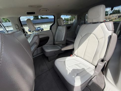 Used 2018 Chrysler Pacifica Touring-L FWD image 17