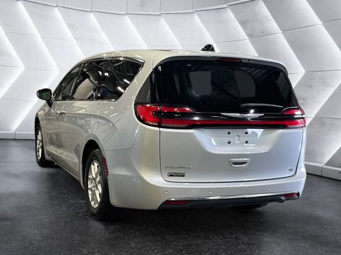 Used 2024 Chrysler Pacifica Touring-L FWD image 4