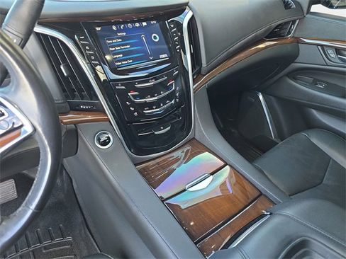 Used 2020 Cadillac Escalade Luxury w/ LPO, Radiant Package image 24