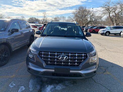 Used 2023 Hyundai Venue Limited image 6