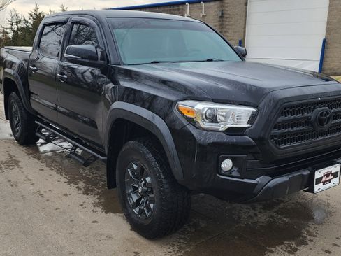 Used 2017 Toyota Tacoma TRD Off-Road w/ Tow Package (A/T) image 3
