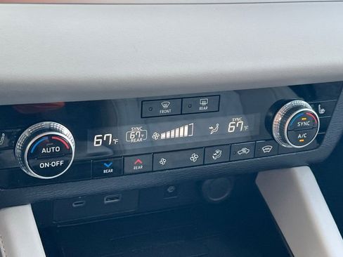 Used 2024 Mitsubishi Outlander SEL AWD/4WD image 18