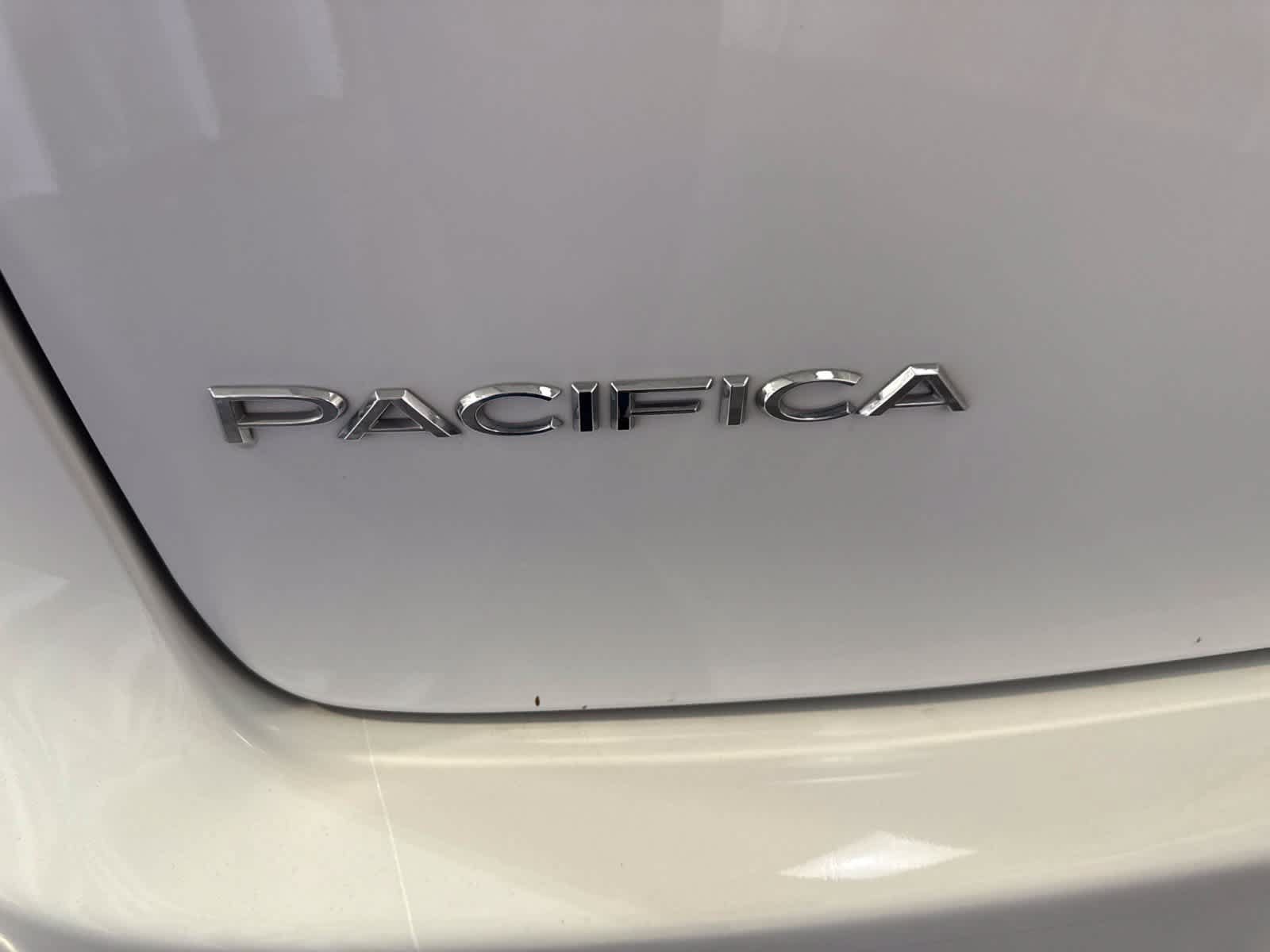 Used 2018 Chrysler Pacifica Limited w/ Advanced Safetytec Group FWD image 13