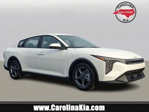New 2025 Kia K4 LXS image 1