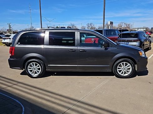 Used 2019 Dodge Grand Caravan SXT image 4