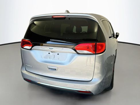Used 2017 Chrysler Pacifica Touring Plus w/ Tire & Wheel Group FWD image 7