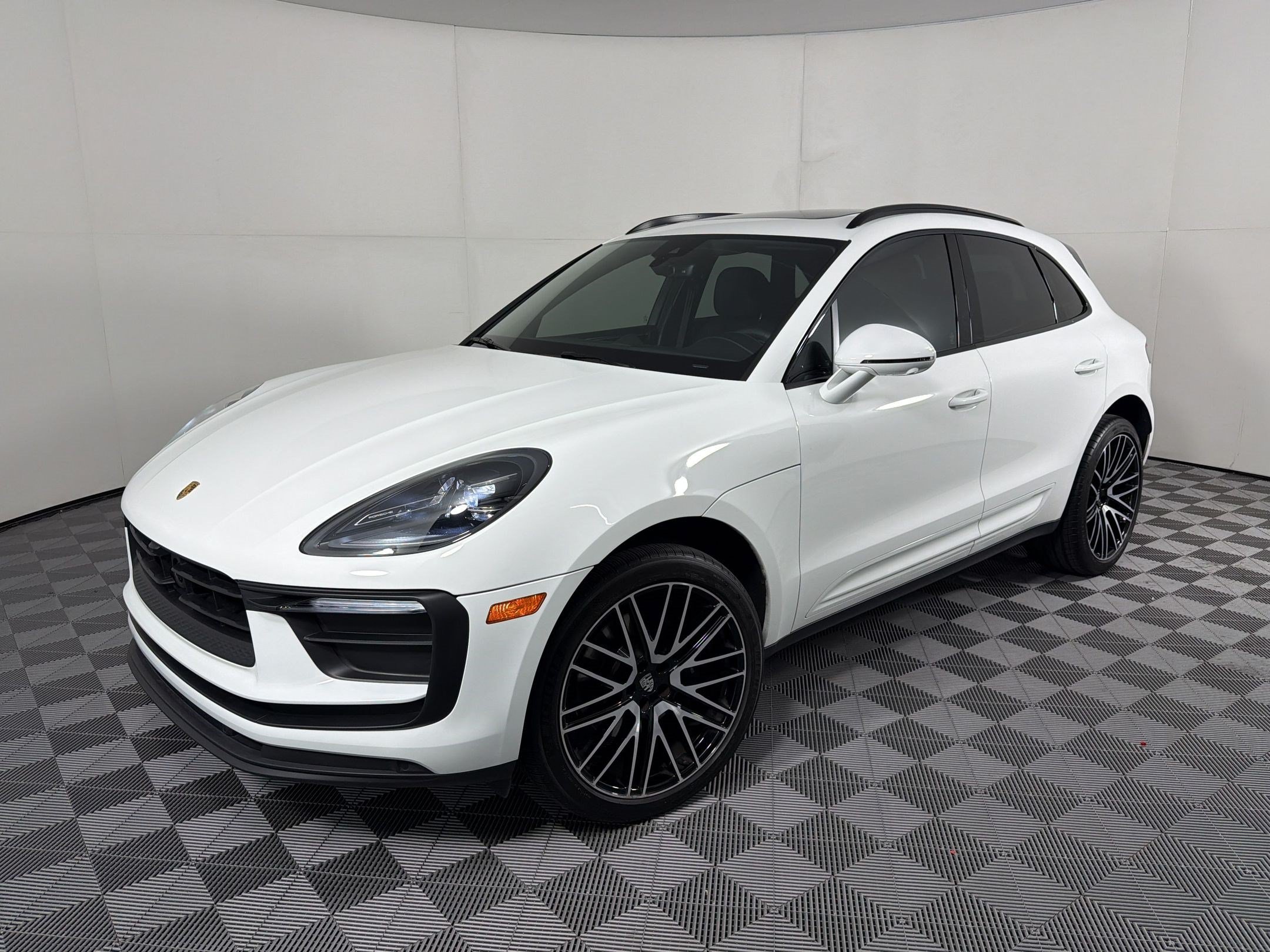 Certified 2025 Porsche Macan AWD/4WD image 1