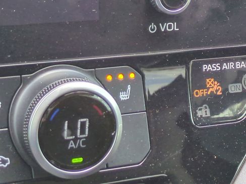Used 2023 Toyota Highlander XLE FWD image 23