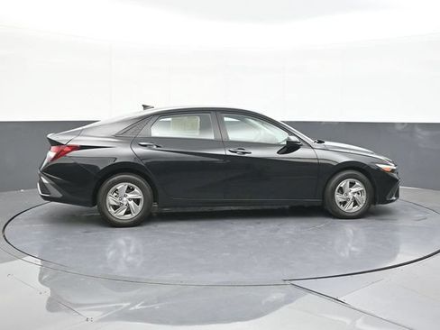 Used 2025 Hyundai Elantra SE FWD image 17