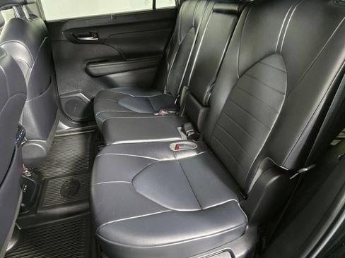 Used 2022 Toyota Highlander XLE AWD/4WD image 19