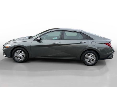 Certified 2025 Hyundai Elantra SE w/ Cargo Package image 2