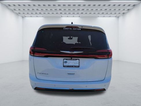 New 2026 Chrysler Pacifica Select image 5