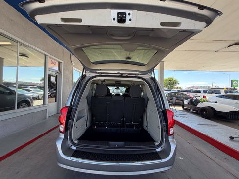 Used 2019 Dodge Grand Caravan SE FWD image 18