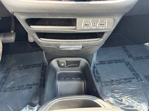 Used 2025 Chrysler Pacifica Select FWD image 29