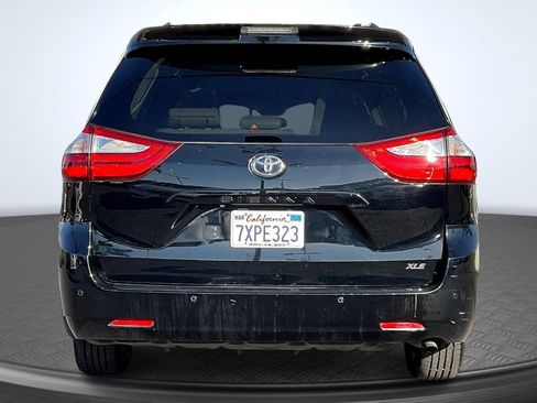Used 2017 Toyota Sienna XLE image 4