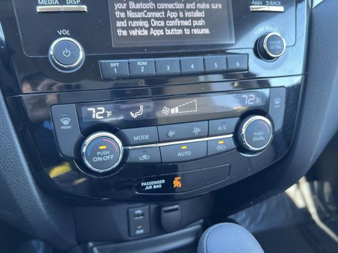 Used 2015 Nissan Rogue SV w/ SV Moonroof Package image 18