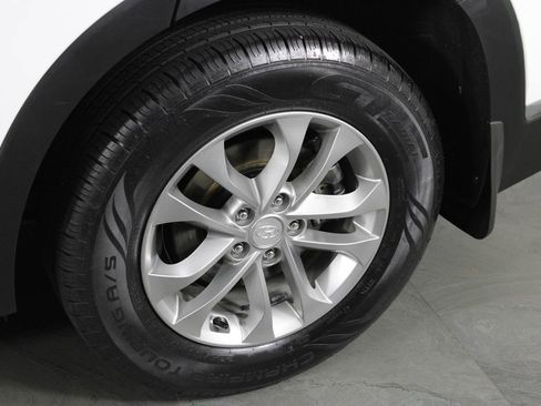 Used 2019 Hyundai Santa Fe SE image 11